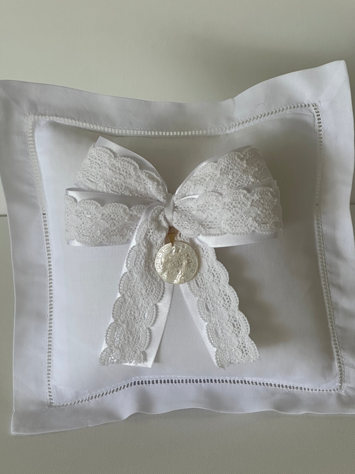 Lace White Cruz San Benito Abad